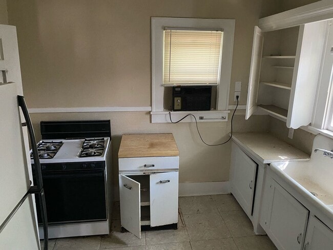 Building Photo - ONE BEDROOM ONE BATH