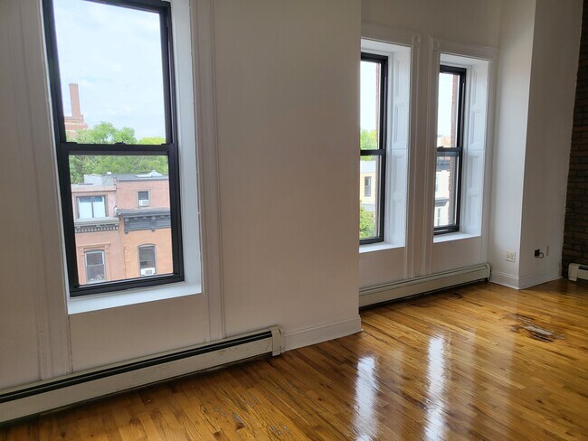 Front Bdrm - 506 Greene Ave