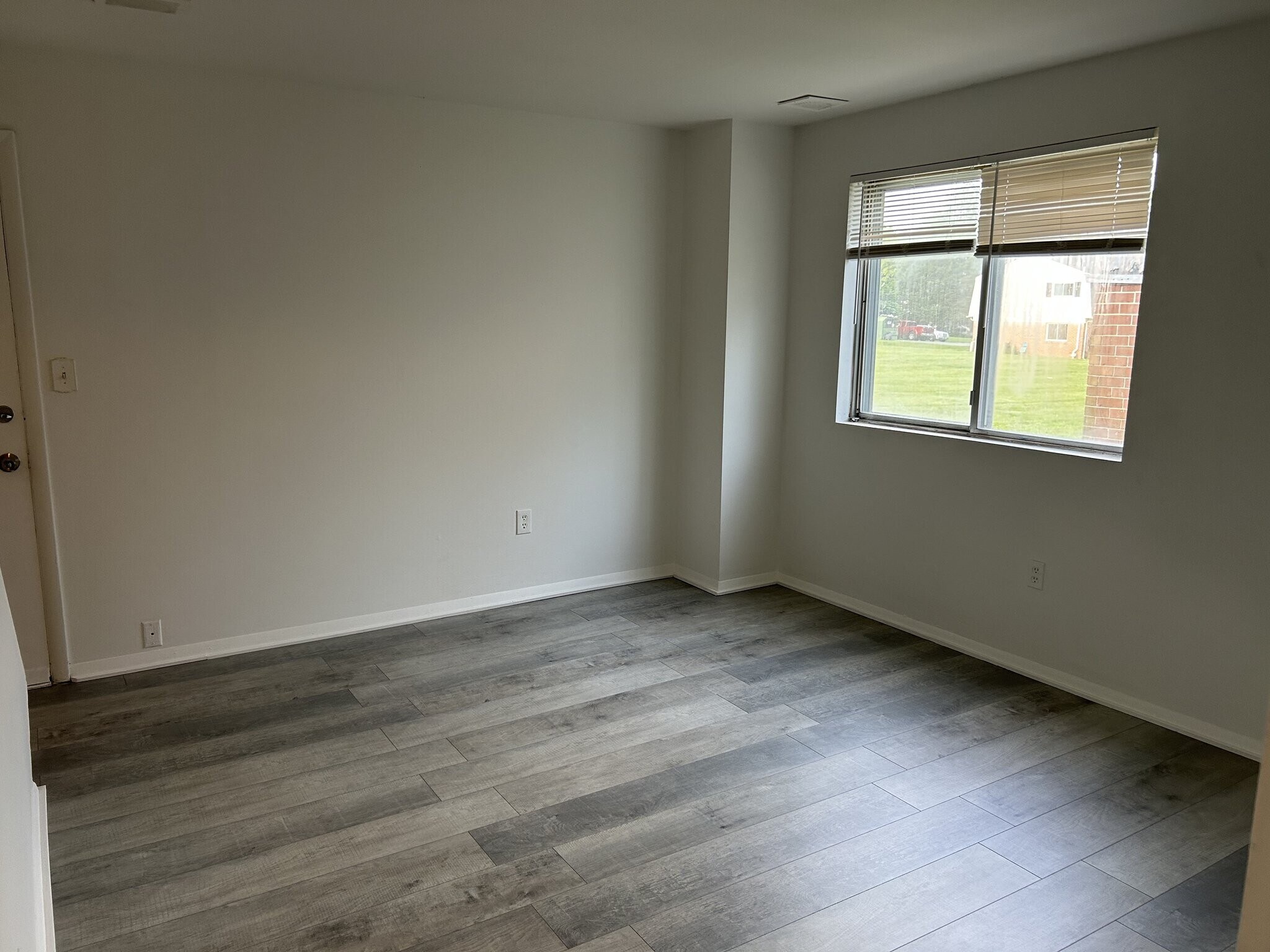 Building Photo - 218 Aster Ln