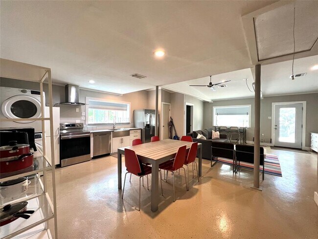 Building Photo - 3500 Del Robles Dr