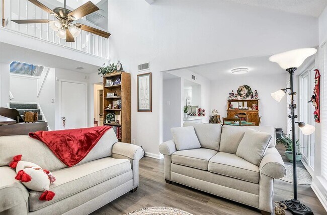 Building Photo - 307 Out Yonder