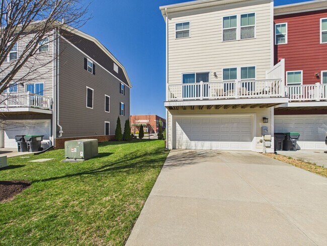 Building Photo - 14225 Martinet Xing