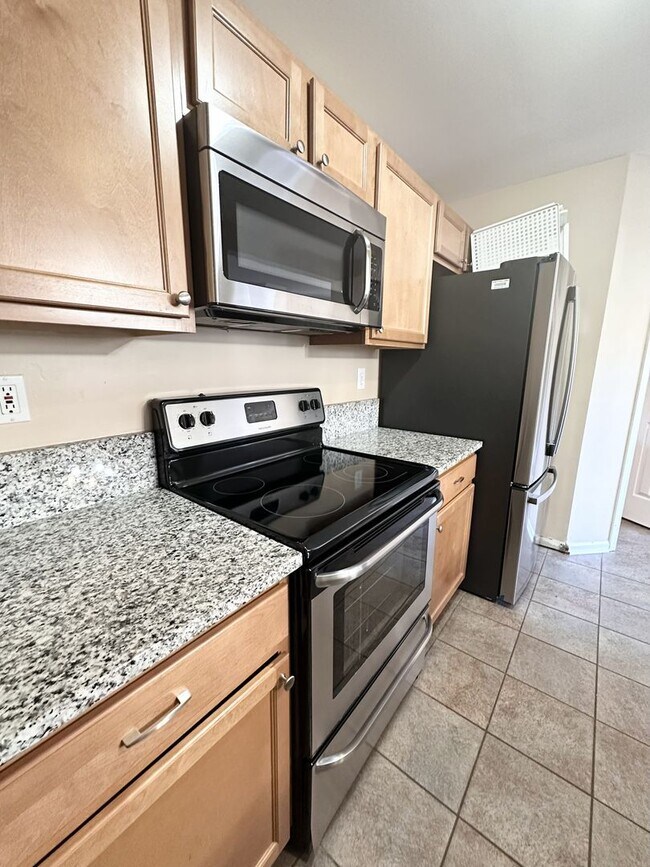 Building Photo - Updated Condo Near Shore Drive