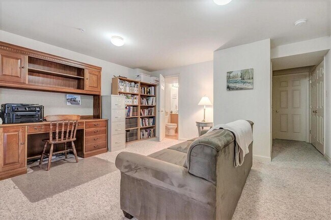 Building Photo - Extremely well maintained END UNIT townhou...