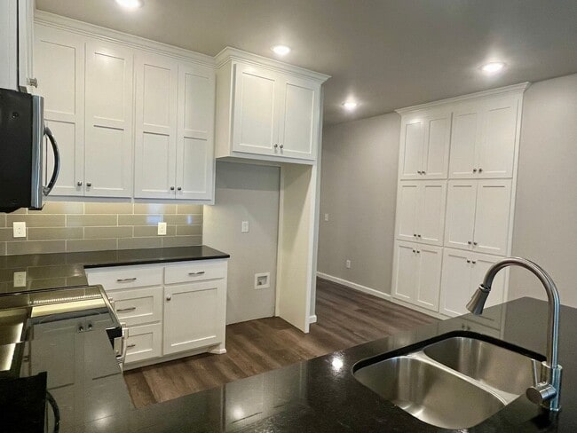 Building Photo - Beautiful 2 Bed 2 Bath! $500 Off First Ful...