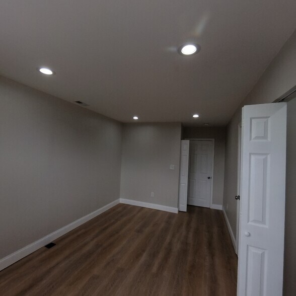 Bedroom - 4646 York Rd