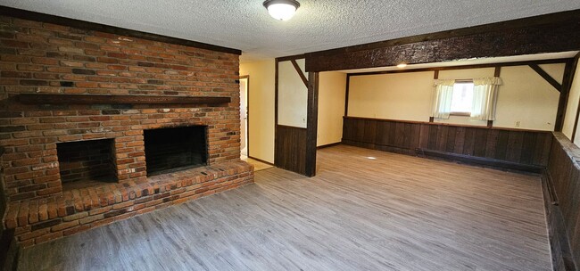 Building Photo - Newly Renovated 3Bed/2Bath Home Now Availa...