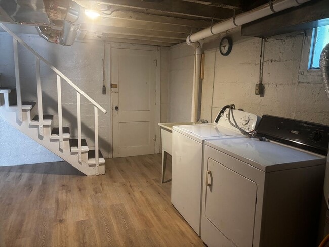 Building Photo - 2 Bedroom 1.5 Bath  house available now!