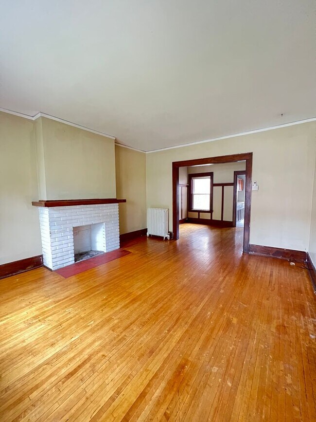 Building Photo - AVAILABLE JUNE - 4 Bed 1 Bath Townhome