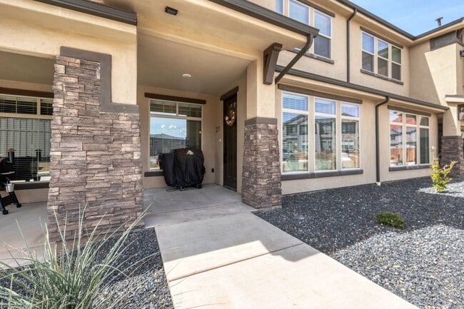 Building Photo - Lovely, Modern Townhome in Scenic Ivins