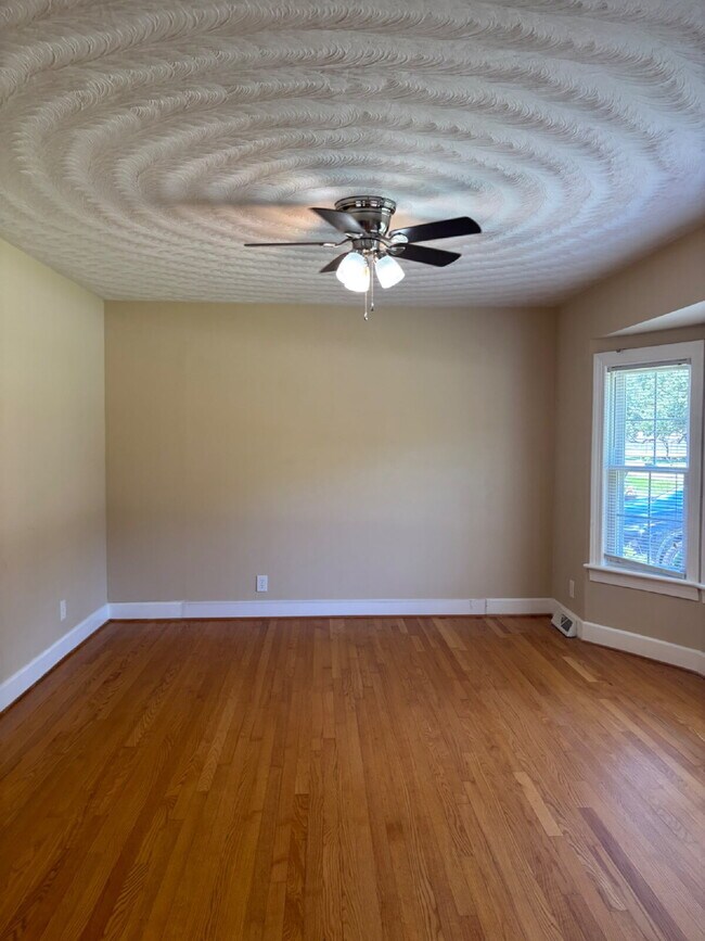Building Photo - "Charming 4-Bedroom Portsmouth Retreat with Fireplace & Gleaming Hardwood Floors-Room Rental Offe...