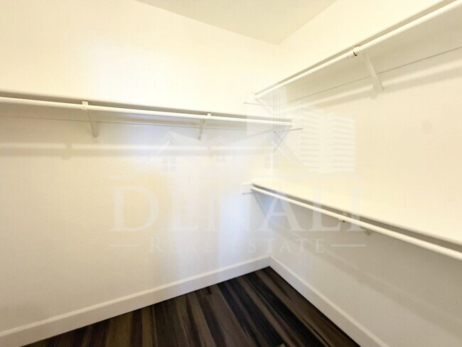 Building Photo - 811 E Chilton Dr