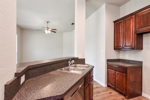Building Photo - 2105 Woodhaven Dr
