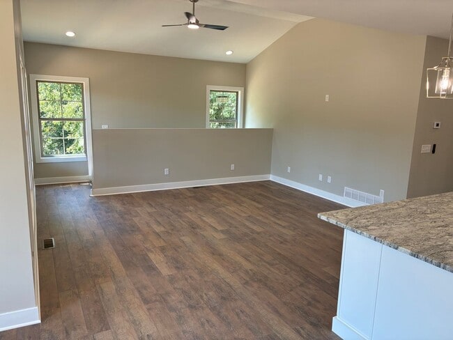 Building Photo - 102 Twin Lakes Dr