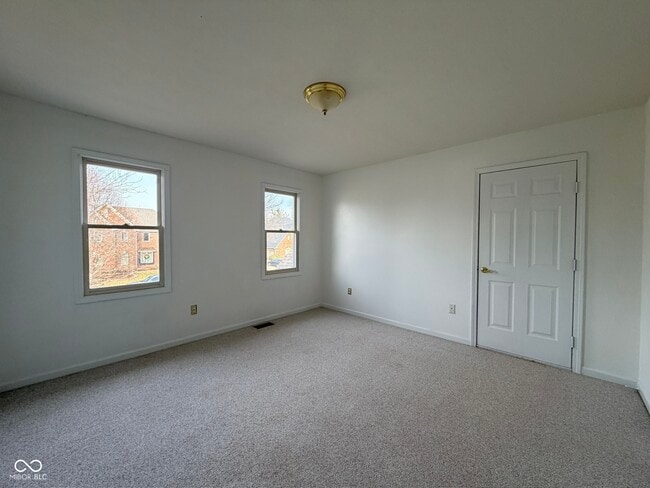 Building Photo - 1351 Woodpond N Roundabout