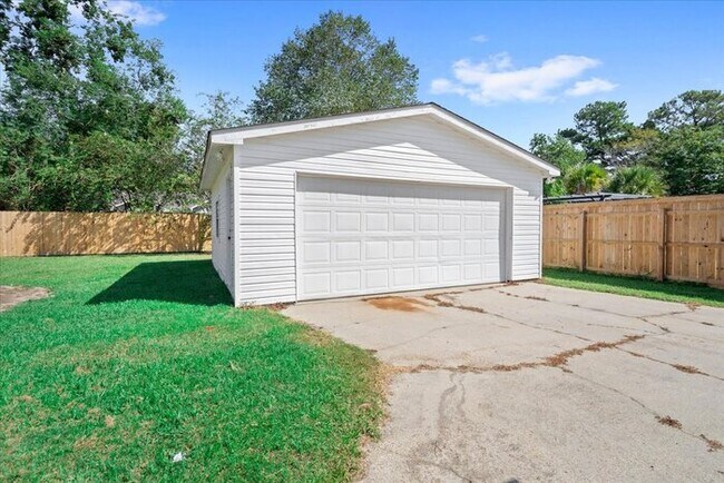 Building Photo - 15116 Rosewood St