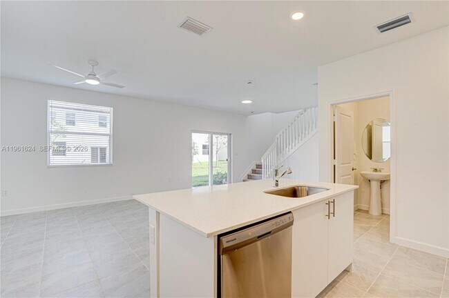 Building Photo - 2728 SE 24th Ct