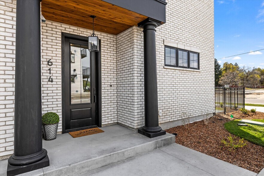 Building Photo - 614 N Avenue H Ave