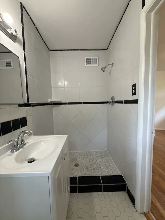 Building Photo - 2407 Summerland Dr