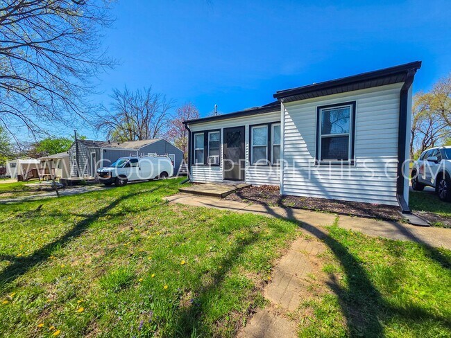 Building Photo - Cozy 2BR Home Near Downtown Des Moines & Gray’s Lake