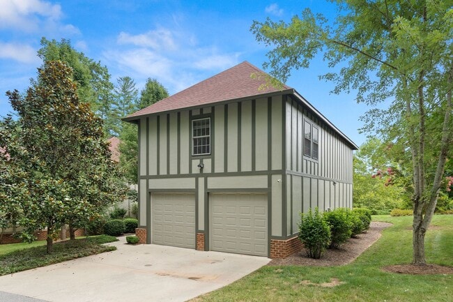 Building Photo - Spacious, Beautiful East Asheville Home