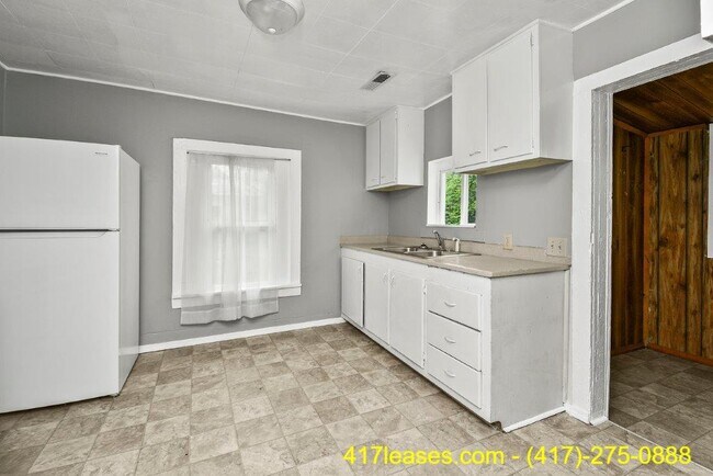 Building Photo - 2139 N Taylor Ave