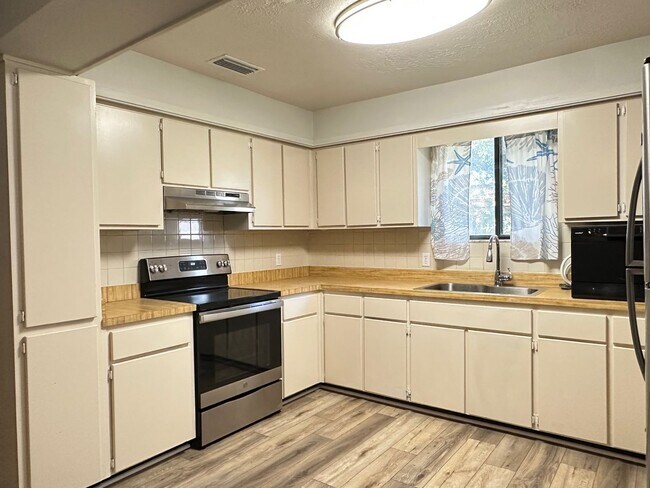 Building Photo - Island Bungalow, Minutes From the Beach!