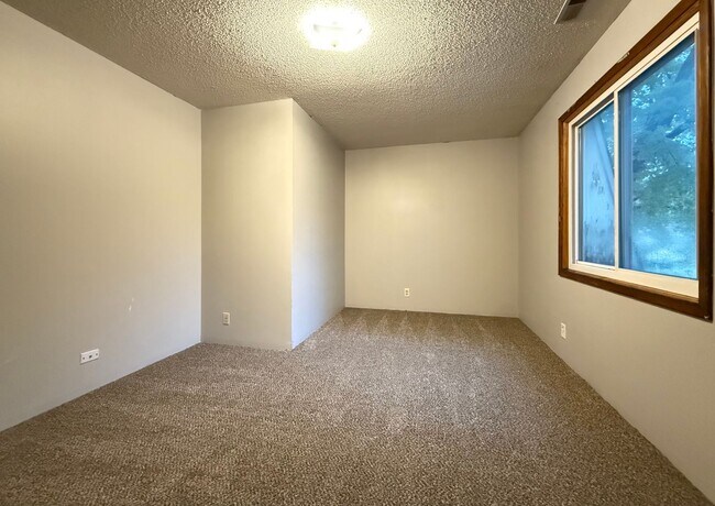 Building Photo - 133 Benton St