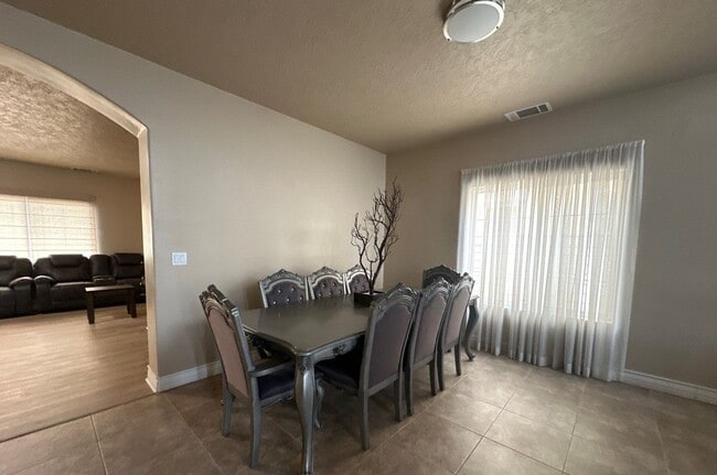 Building Photo - Spacious 5-bedroom, 3-bathroom short-term ...