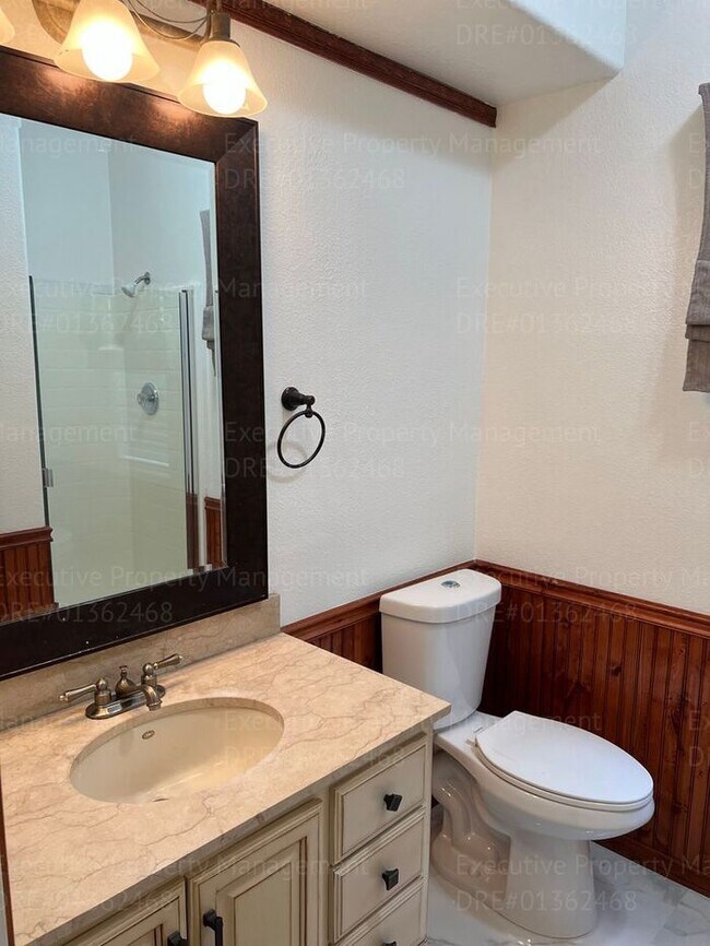 Building Photo - Stunning 4-bedroom, 3 bathroom home located in the westside of Bakersfield this spacious house of...