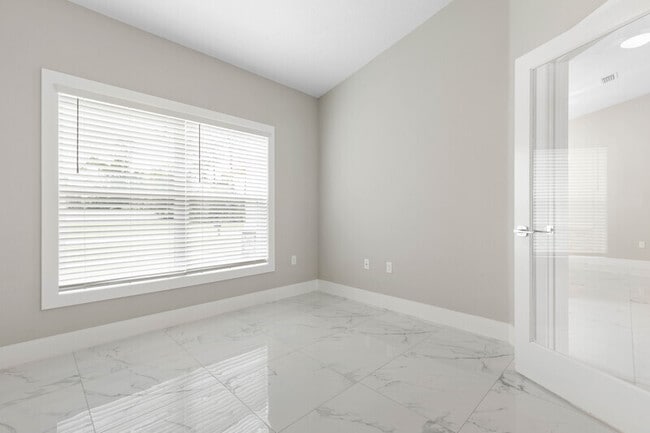 Building Photo - 12 Wheeler Ln