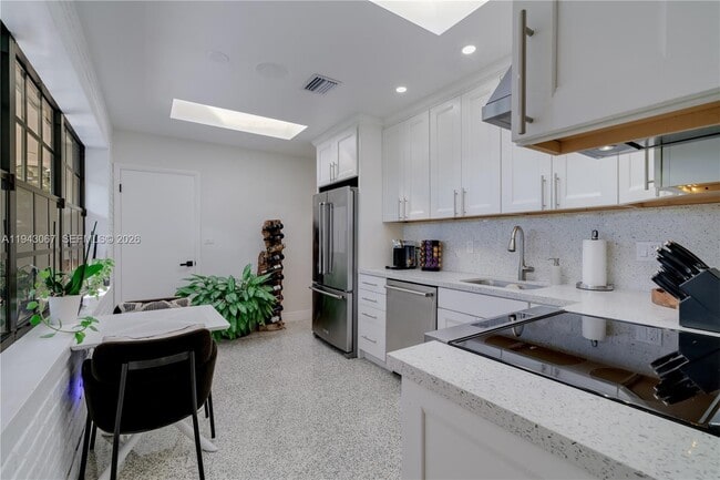 Building Photo - 16102 SW 98th Ave