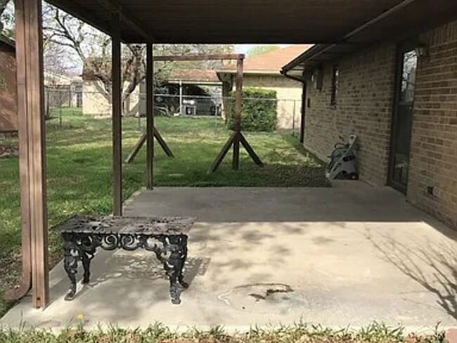 Building Photo - 3 bedroom 2 bath home with fireplace