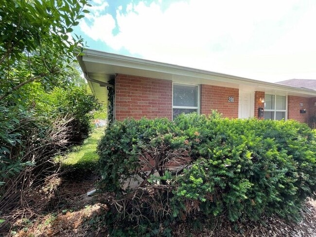 Building Photo - 2 Bedroom / 1 Bathroom Duplex in Blue Spri...