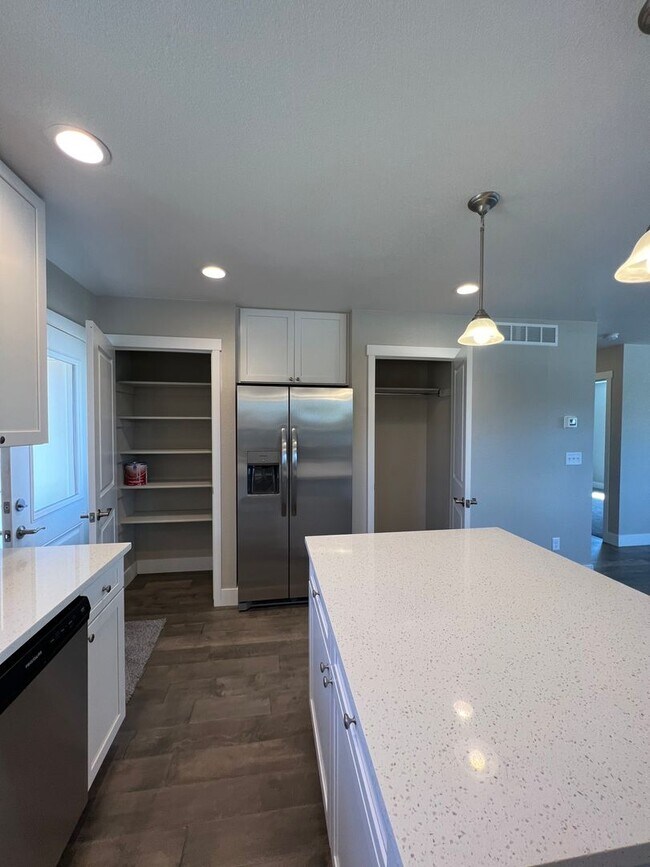 Building Photo - 2B/2B Berthoud Ranch Style Home Built with...