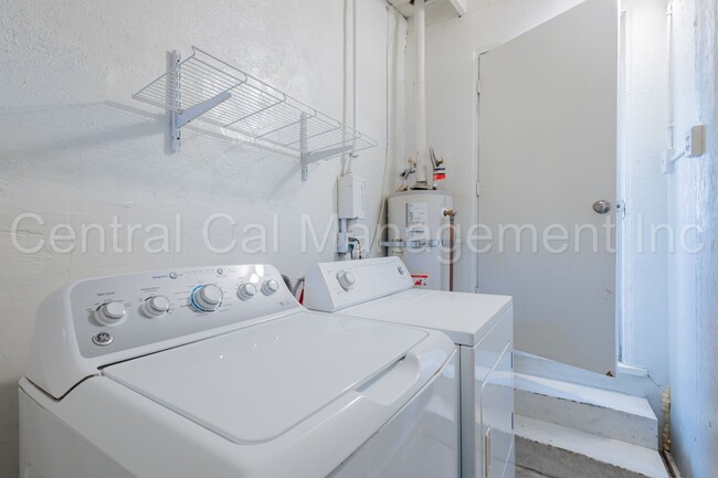 Building Photo - 2 Bedroom/1 Bath Home - $1250 per month!