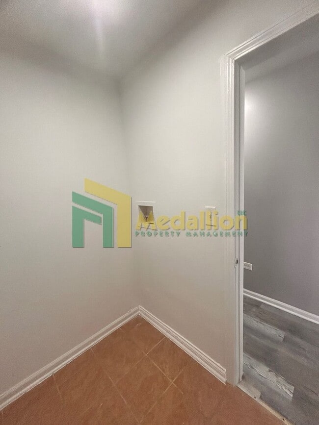 Building Photo - 5954 S Maplewood Ave