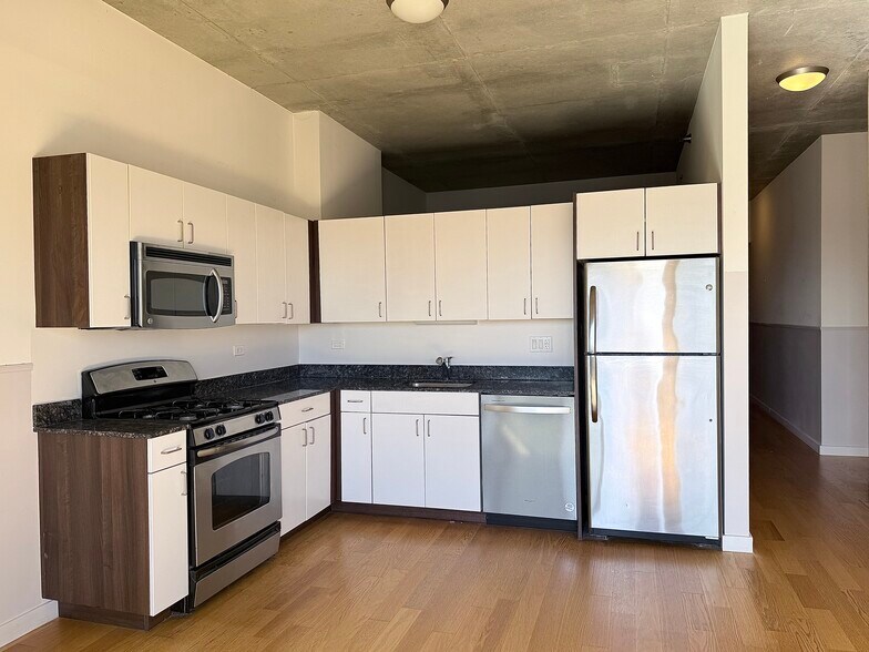 Building Photo - 235 W Van Buren St