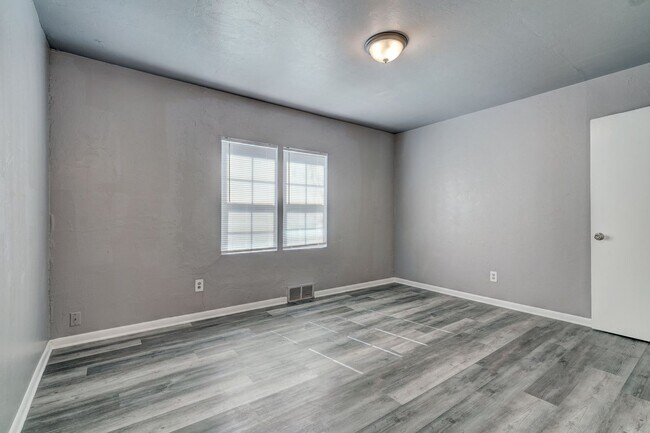 Building Photo - Stunning 3-Bedroom Property / With Shelter