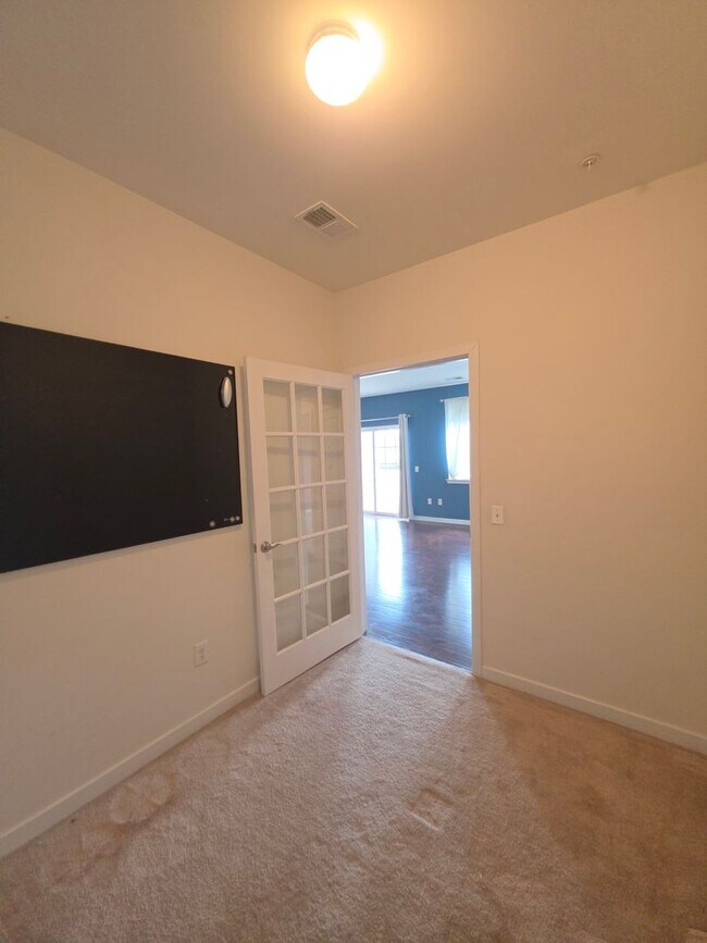 Building Photo - Beautiful 2nd floor (with elevator services) condominium: 2-bed, 2-bath, beautiful kitchen, bonus...