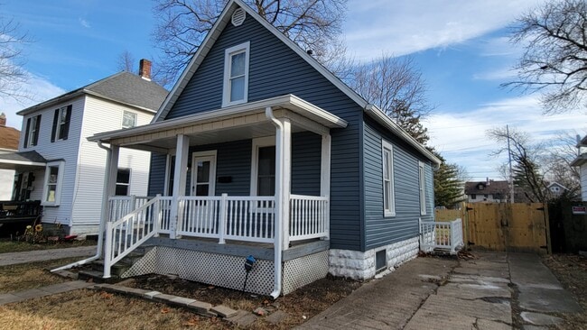 Building Photo - 3 bedroom house with fenced backyard