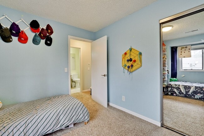 Building Photo - Large 3 Bed 2.5 Bath Townhome walking dist...