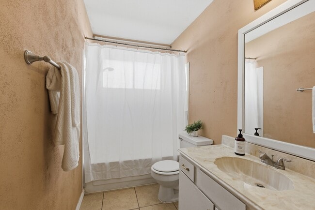 Building Photo - 13627 Greenway Dr