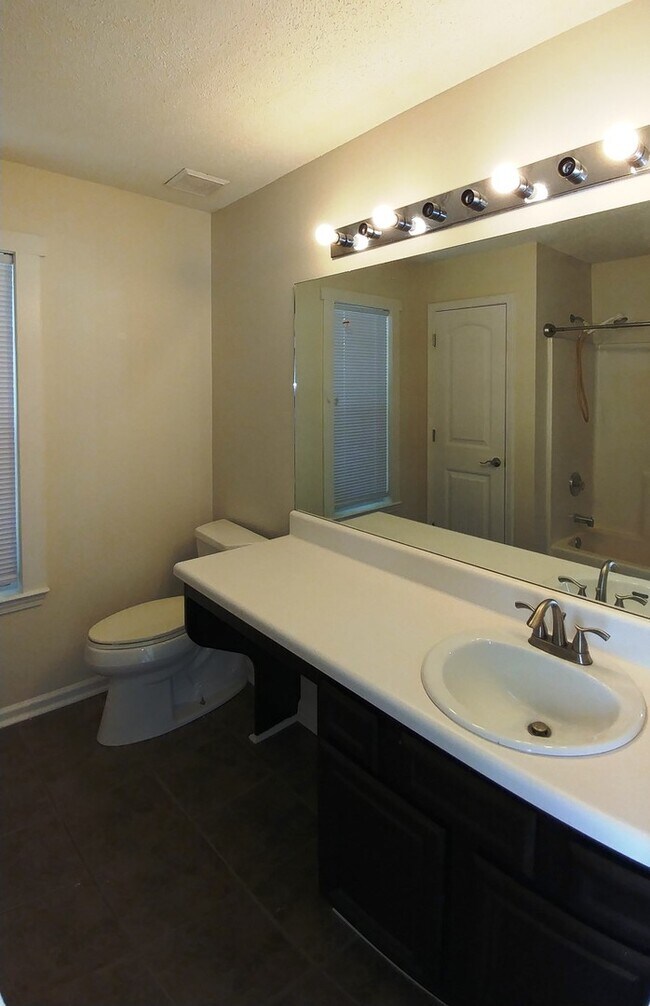 Building Photo - Available end of Julyl!! 4 Bedroom home in...