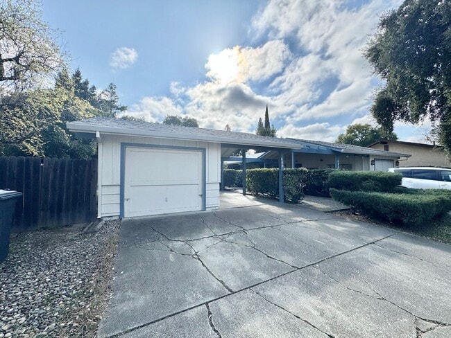 Building Photo - 604 Radcliffe Dr