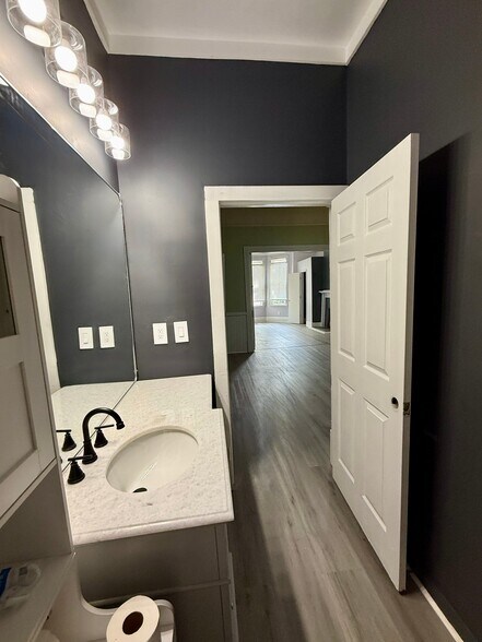 Building Photo - 320 W Hall St