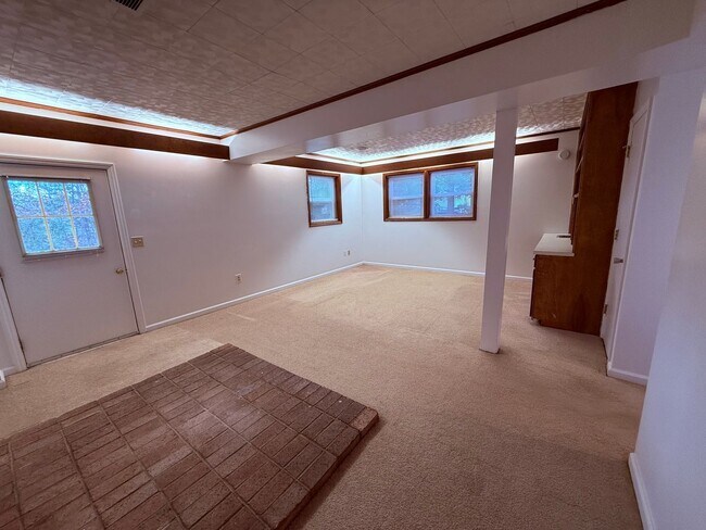 Building Photo - 120 Flagg Ct