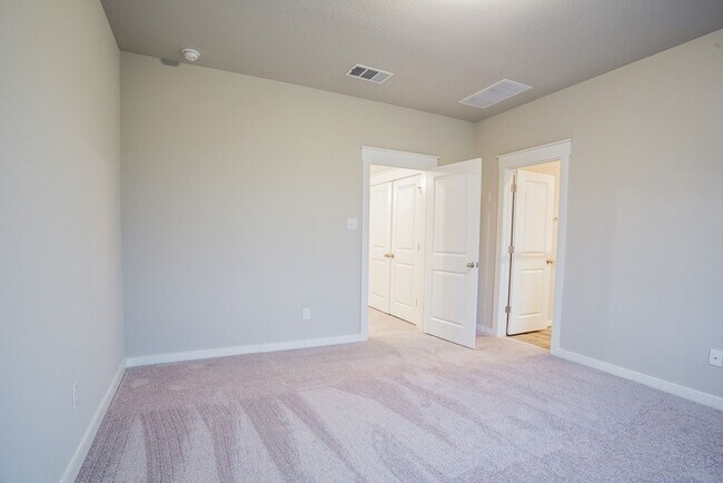 Building Photo - Welcoming 3BD/2.5BA Rental with Walk-In Cl...