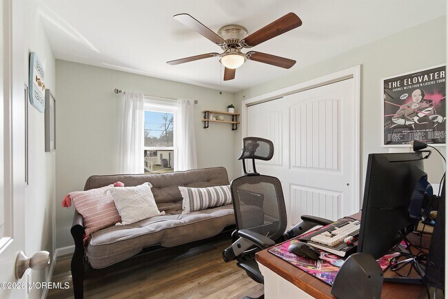 Building Photo - 616 Newport Ave