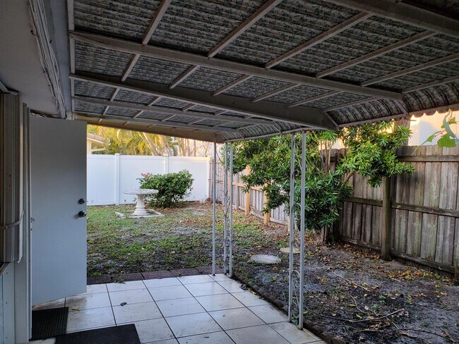 Building Photo - 5150 NE 17th Terrace